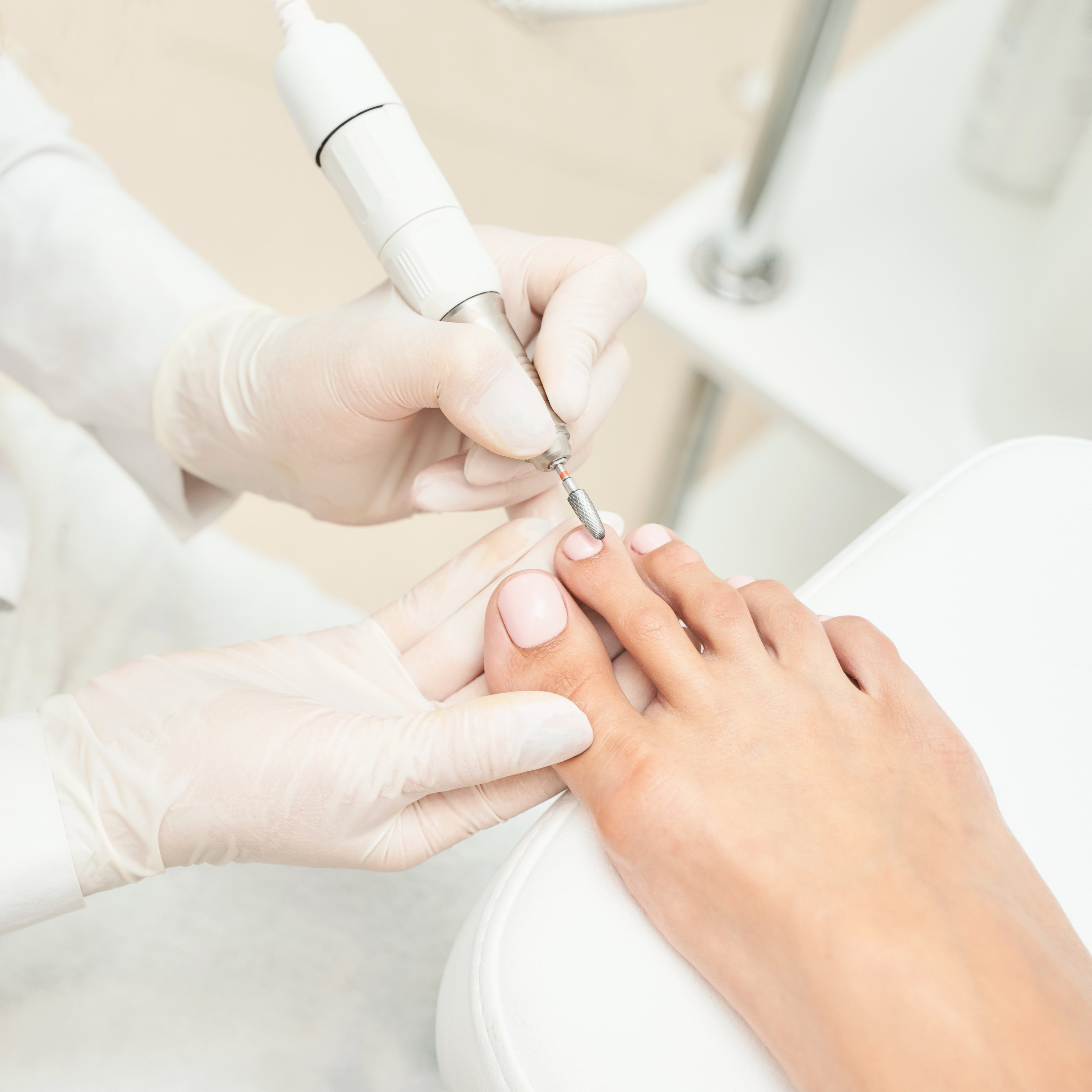 Sorgfältige Fußpflege-Behandlung mit professionellem Equipment